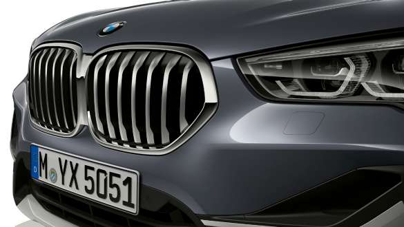 BMW X1, parrilla BMW en forma de riñón. BMW X1, primer plano de la parrilla BMW en forma de riñón.