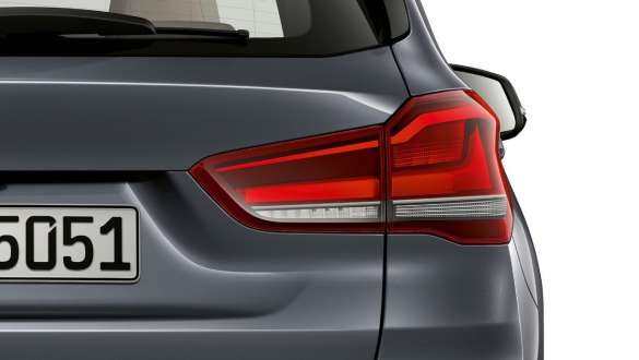 BMW X1, luces traseras con tecnología LED. BMW X1, primer plano de las luces traseras con tecnología LED.