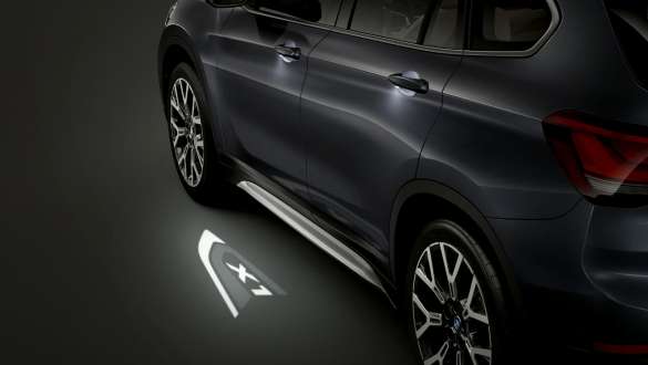 BMW X1, proyección LED “X1”. BMW X1, enfoque en proyección LED “X1”.