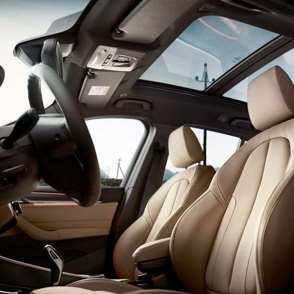 Interior del BMW X1, asientos deportivos. Interior del BMW X1, vista de asientos deportivos ergonómicos.