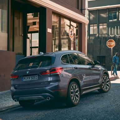 BMW X1, luces LED traseras. BMW X1, vista trasera tres cuartos con luces LED traseras.