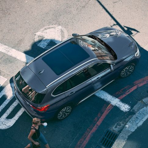 BMW X1, techo de cristal panoramico. BMW X1, con vista del techo de cristal panorámico desde una perspectiva aérea.