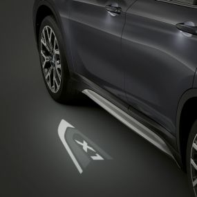 BMW X1, Proyección LED “X1”. BMW X1, vista lateral con enfoque en la proyección LED “X1”.