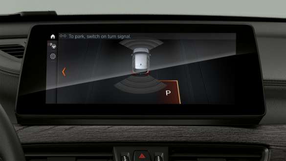 BMW X1 F48 Parking Assistant Plus del concepto de manejo y visualización BMW X1 F48 LCI interior con vista al Driving Assistant Plus del concepto de manejo y visualización