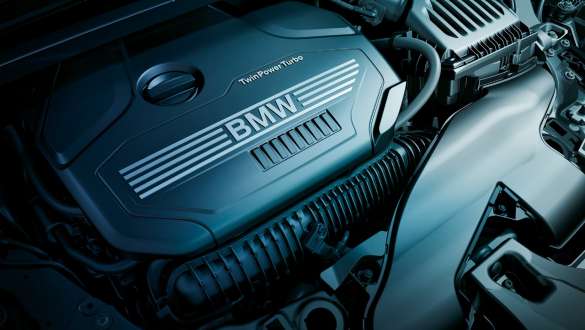 BMW X1 F48 motor de 4 cilindros BMW TwinPower Turbo BMW X1 F48 LCI primer plano del motor de gasolina de 4 cilindros BMW TwinPower Turbo