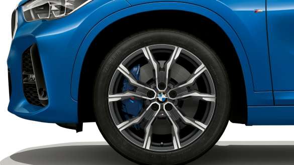 BMW X1 F48 pinzas de freno de más pistones BMW X1 F48 LCI vista lateral con primer plano de llantas de 19 pulgadas con frenos M Sport