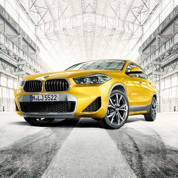 Vista de tres cuartos del frontal BMW X2 F39 Vista de tres cuartos del frontal BMW X2 2018 F39 Galvanic Gold metalizado
