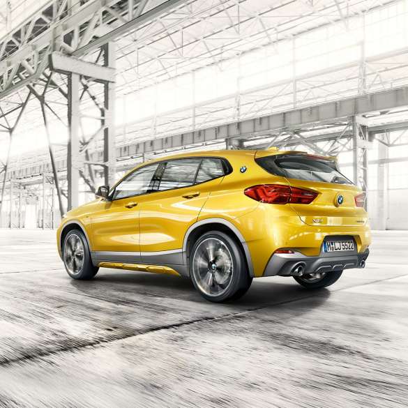 Vista de tres cuartos del lateral BMW X2 F39 BMW X2 2018 F39 Galvanic Gold metalizado, vista de tres cuartos del lateral