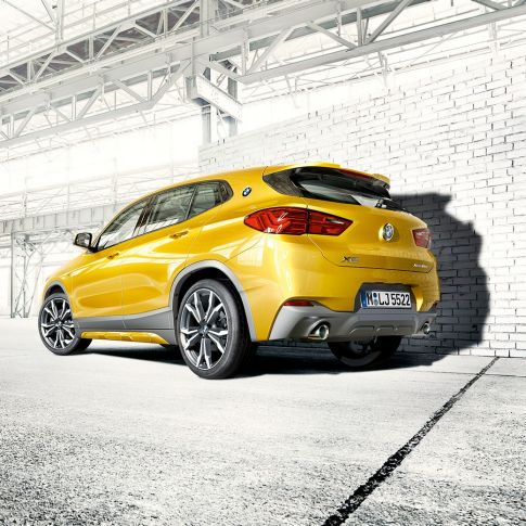 Vista de la zaga BMW X2 F39 BMW X2 2018 F39 Galvanic Gold metalizado, vista de la zaga