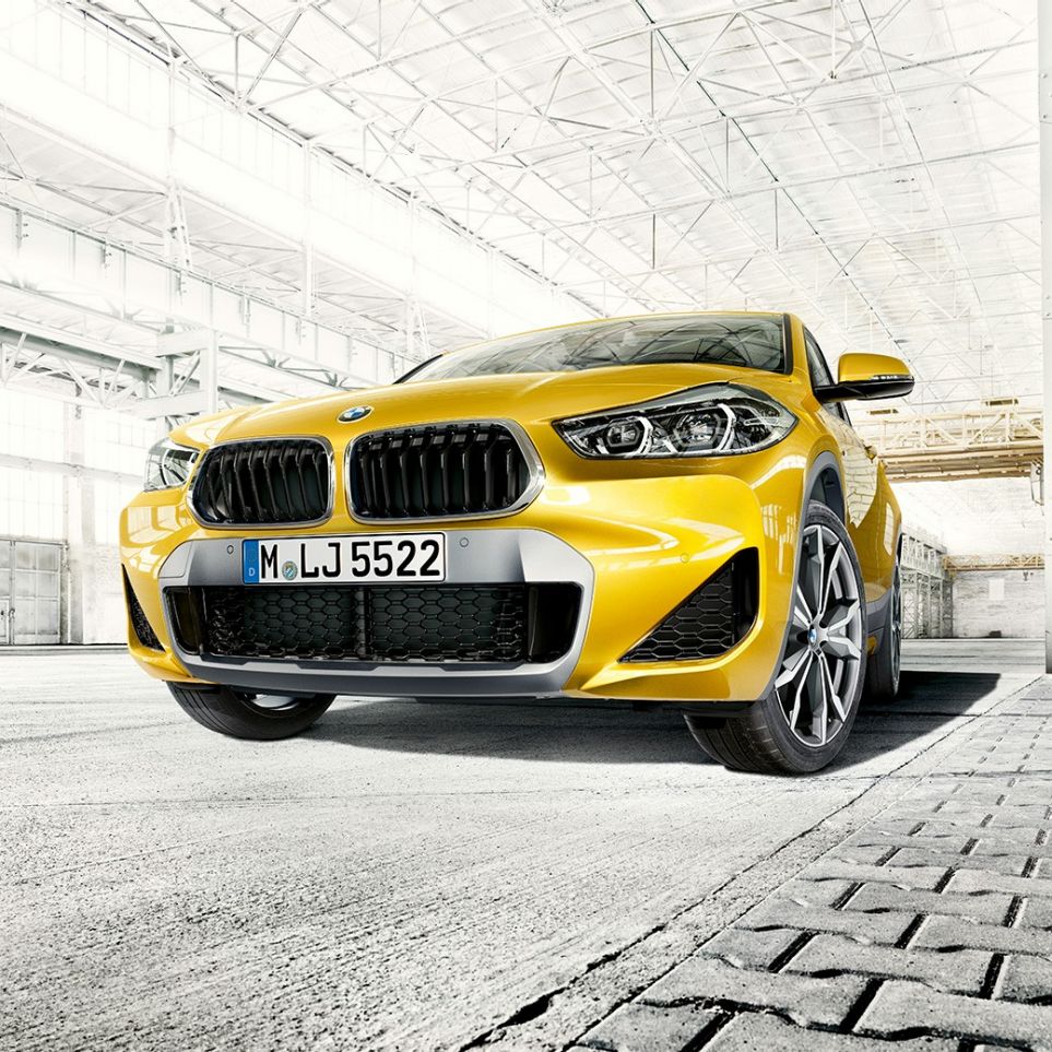 Parrilla doble BMW X2 F39 BMW X2 2018 F39 Galvanic Gold metalizado, vista del frontal, parrilla doble