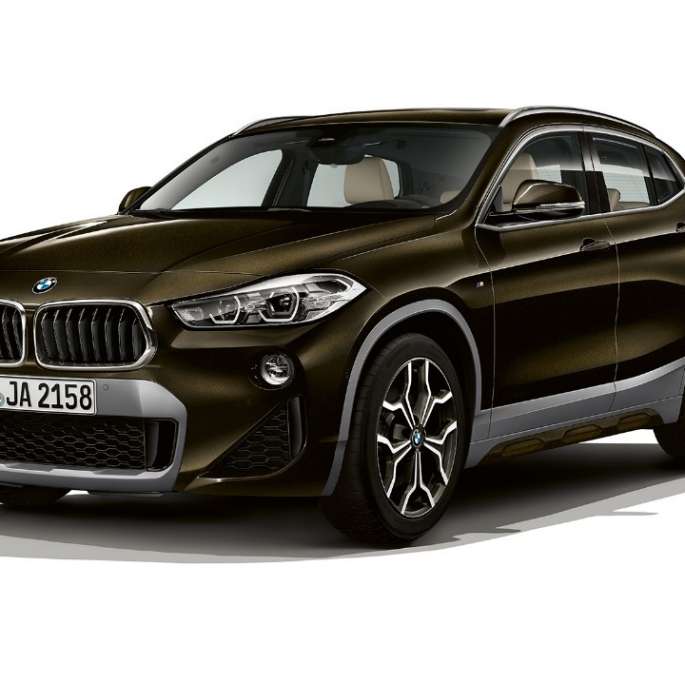 Vista de tres cuartos frontal BMW X2 sDrive20i Acabado M Sport X BMW X2 sDrive20i Acabado M Sport 2018 F39 Sparkling Storm efecto brillante, vista de tres cuartos frontal
