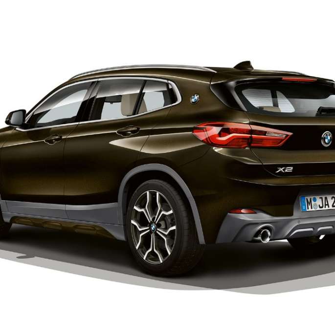 Vista de tres cuartos frontal BMW X2 sDrive20i Acabado M Sport X BMW X2 sDrive20i Acabado M Sport 2018 F39 Sparkling Storm efecto brillante, vista de tres cuartos frontal
