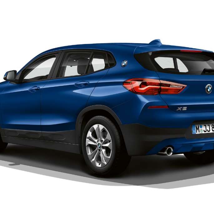 Vista de tres cuartos de la parte trasera BMW X2 sDrive20i Acabado Advantage BMW X2 sDrive20i Acabado Advantage 2018 F39 Mediterranblau metalizado, vista de tres cuartos de la parte trasera.