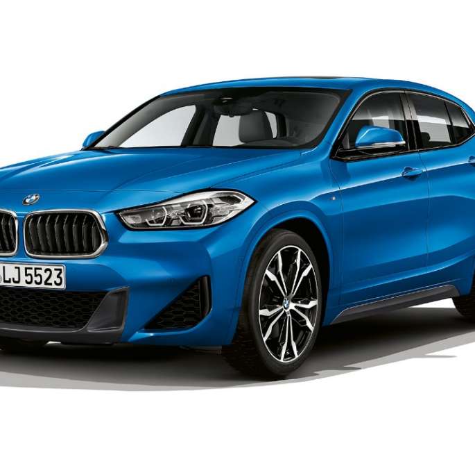 Vista de tres cuartos frontal BMW X2 sDrive20i Acabado M Sport BMW X2 sDrive20i Acabado M Sport 2018 F39 Misano Blau metalizado, vista de tres cuartos frontal