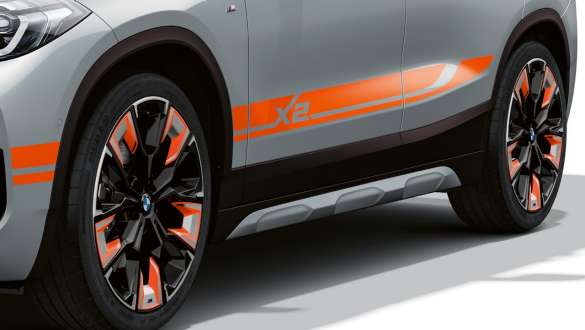 Estriberas laterales BMW X2 F39 Estriberas laterales BMW X2 F39 2020 Brooklyn Grey, vista de tres cuartos del lateral