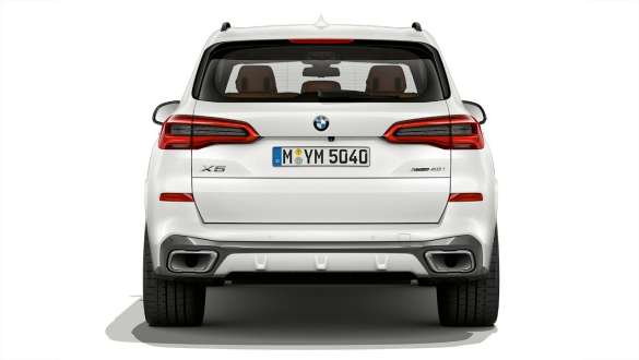 BMW X5 xDrive40i Vista de tres cuartos de la zaga BMW X5 xDrive40i G05 2018 Mineralweiss metalizado Vista de tres cuartos de la zaga