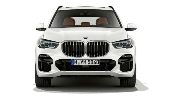 BMW X5 Vista de tres cuartos del frontal BMW X5 G05 2018 Mineralweiss metalizado Vista de tres cuartos del frontal, parado por la noche