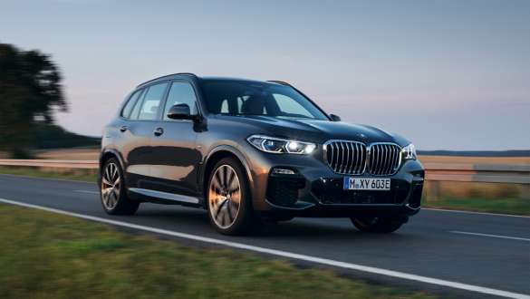 Híbrido enchufable BMW X5 xDrive45e G05 Vista de tres cuartos del frontal, en marcha Híbrido enchufable BMW X5 xDrive45e G05 Vista de tres cuartos del frontal, en marcha por la carretera
