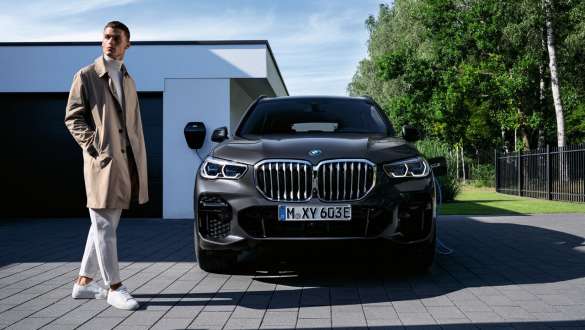Híbrido enchufable BMW X5 xDrive45e G05 Vista del frontal, delante del garaje Híbrido enchufable BMW X5 xDrive45e G05 Vista del frontal, delante del garaje con modelo