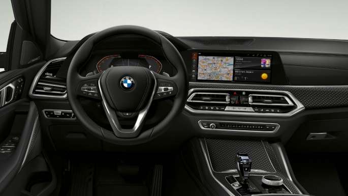 BMW X6 con BMW xLine, cabina. Interior del BMW X6 con BMW xLine con enfoque en la cabina.