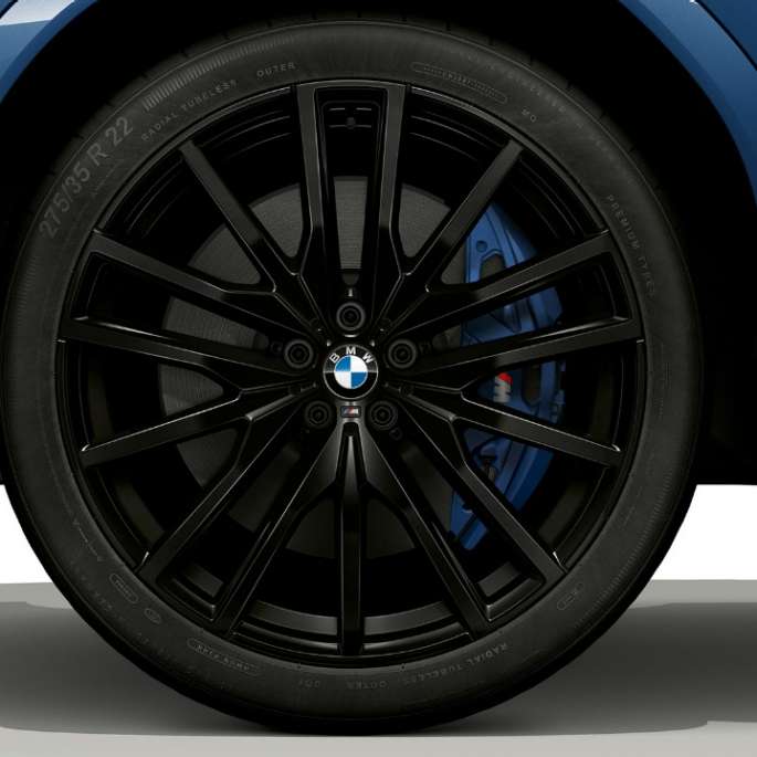 BMW X6 con paquete M Sport, rines de aleación ligera. BMW X6 con paquete M Sport con enfoque en los rines de aleación ligera.