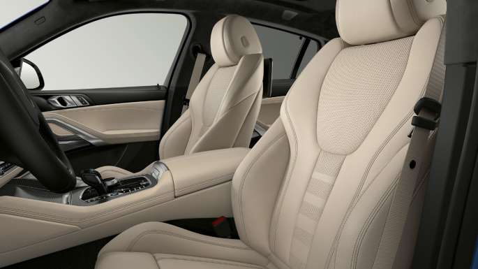 BMW X6 con paquete M Sport, tapizado. Interior del BMW X6 con paquete M Sport con enfoque en el tapizado.