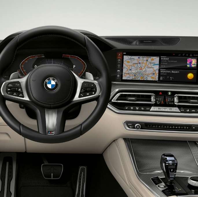 BMW X6 con paquete M Sport, cabina. Interior del BMW X6 con paquete M Sport con enfoque en la cabina.