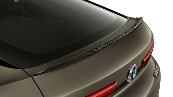 Spoiler trasero de carbono M. BMW X6 con acercamiento al spoiler trasero de carbono M.