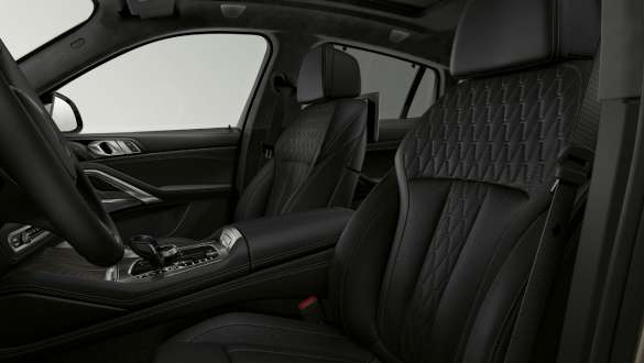 Asientos deportivos del BMW X6. Interior del BMW X6 con enfoque en los asientos deportivos.