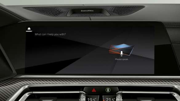 Head-Up Display con BMW Intelligent Personal Assistant. Cabina del BMW X6 con vista del BMW Intelligent Personal Assistant en Head-Up Display.
