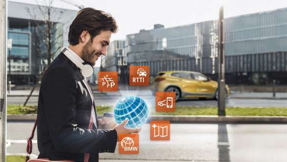 Hombre sostiene el ConnectedPackage Professional. Hombre sostiene el ConnectedPackage Professional en sus manos.