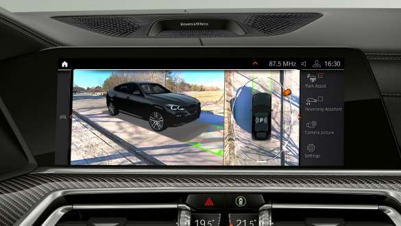 Head-Up Display con Parking Assistant Plus. Cabina del BMW X6 con vista del Parking Assistant Plus en la Head-Up Display.