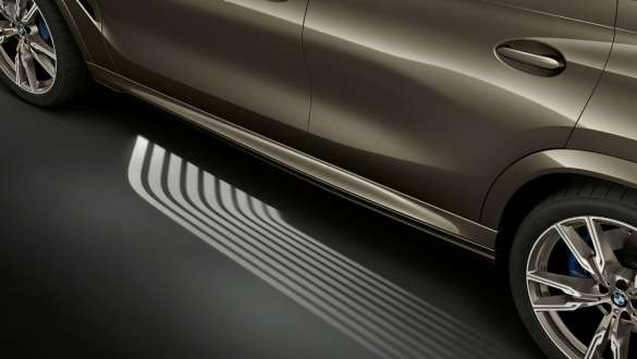 Alfombra de Luz de Bienvenida BMW. Vista lateral del BMW X6 con enfoque en la Alfombra de Luz de Bienvenida.