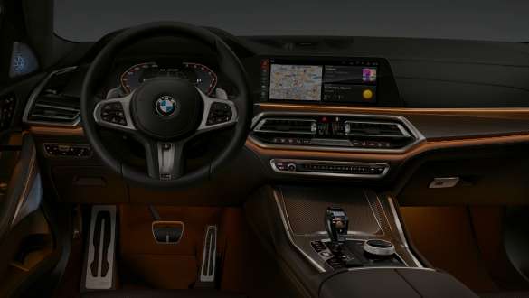 Cabina con vista de la luz ambiental. Cabina del BMW X6 con vista de 12.3” en luz ambiental.