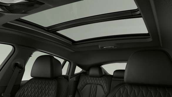 El techo panorámico Sky Lounge. Interior con vista de cerca del techo panorámico Sky Lounge del BMW X6.