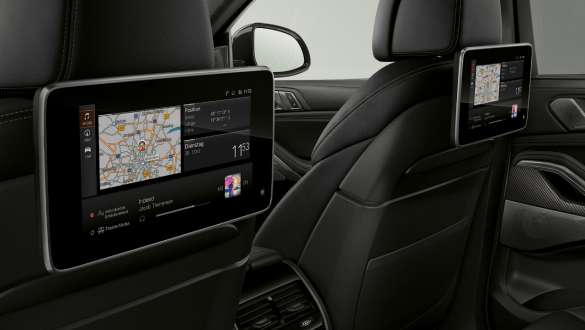 Entretenimiento para los asientos traseros Professional. Acercamiento del interior del BMW con enfoque en el entretenimiento para los asientos traseros Professional.