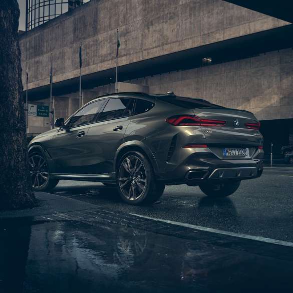 Exterior del BMW X6. BMW X6 en perspectiva trasera de tres cuartos frente a un escenario urbano.