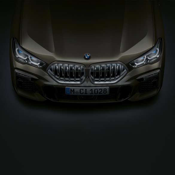 Parte frontal del BMW X6. Vista de cerca de la parte frontal del BMW X6 con parrilla de riñón BMW ‘Iconic Glow’ desde una perspectiva de vista aérea.