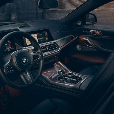 Cabina con vista de pantallas de 12.3”. Cabina del BMW X6 con vista de pantallas de 12.3”.