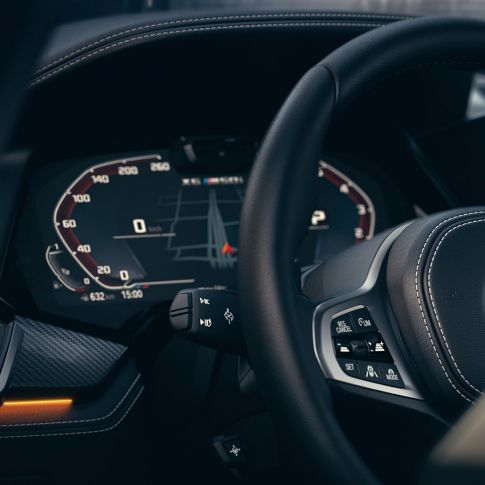 Sistemas de asistencia BMW. Acercamiento del interior del BMW con enfoque en el conjunto de instrumentos.