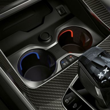 Portavasos con control de temperatura. Acercamiento del interior del BMW con enfoque en el portavasos con control de temperatura.