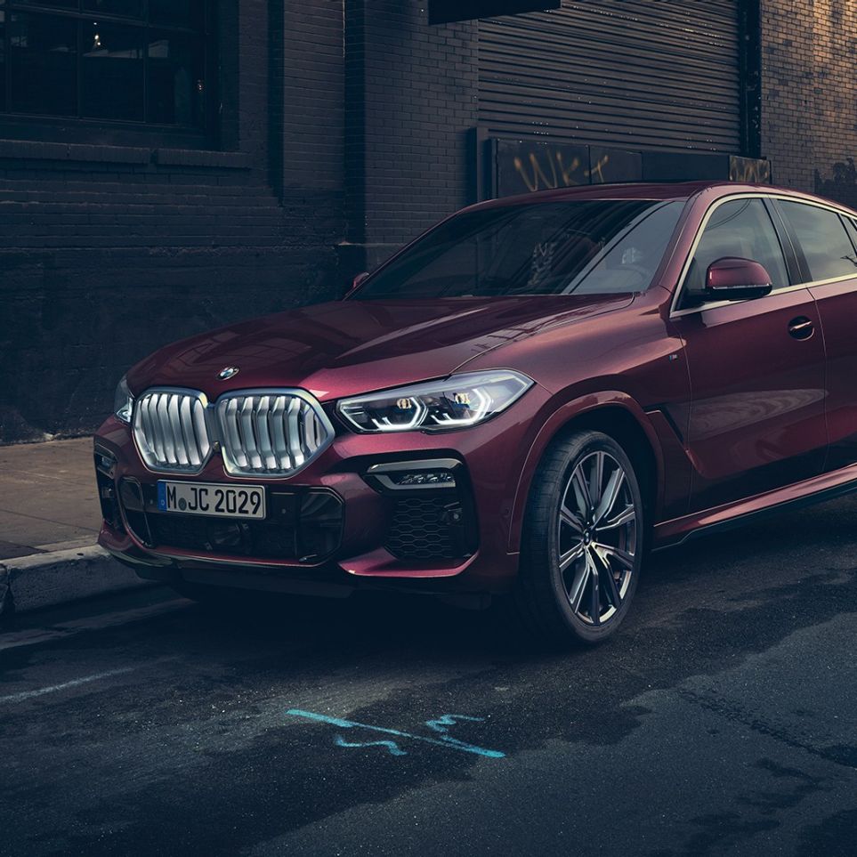 Exterior del BMW X6 Individual. BMW X6 Individual sin movimiento en vista frontal de tres cuartos.