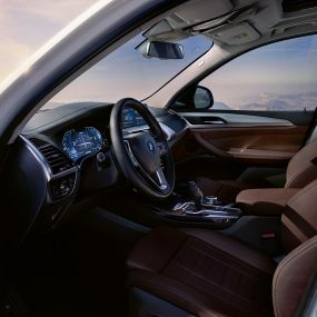 Puesto de conducción BMW iX3 G08 con la puerta abierta Puesto de conducción BMW iX3 G08 2020 Mineralweiss metalizado con la puerta abierta
