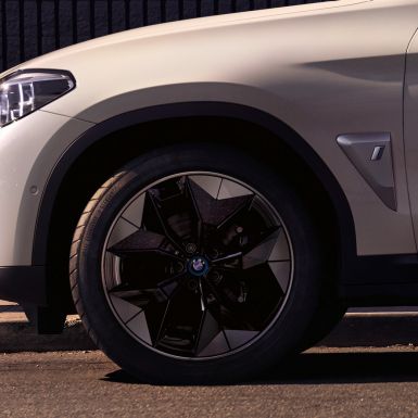 Llantas aerodinámicas BMW iX3 G08 Primer plano de rueda Llantas aerodinámicas BMW iX3 G08 2020 Mineralweiss metalizado Primer plano de rueda Exterior