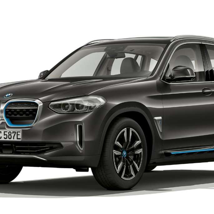 BMW iX3 G08 2020 Acabado Inspiring Vista de tres cuartos del frontal BMW iX3 G08 2020 Acabado Inspiring Sophistograu efecto brillante Vista de tres cuartos del frontal