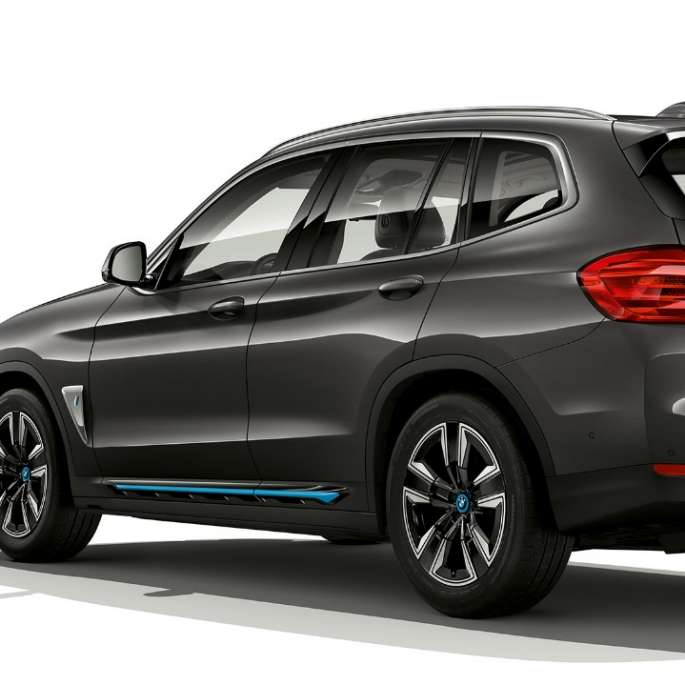 BMW iX3 G08 2020 Acabado Inspiring Vista de tres cuartos de la zaga BMW iX3 G08 2020 Acabado Inspiring Sophistograu efecto brillante Vista de tres cuartos de la zaga