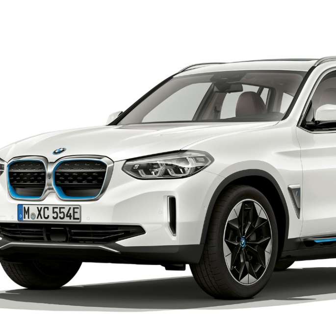 BMW iX3 G08 Acabado Impressive Vista de tres cuartos del frontal BMW iX3 G08 2020 Acabado Impressive Mineralweiss metalizado Vista de tres cuartos del frontal