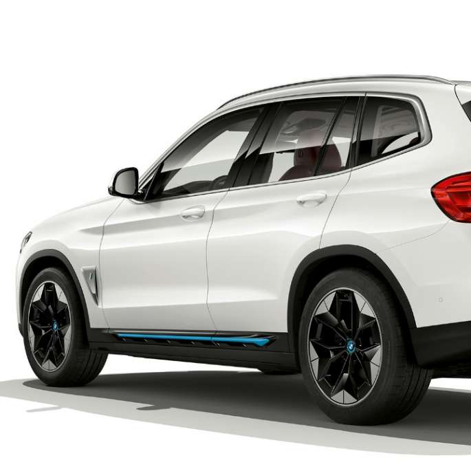 BMW iX3 G08 Acabado Impressive Vista de tres cuartos de la zaga BMW iX3 G08 2020 Acabado Impressive Mineralweiss metalizado Vista de tres cuartos de la zaga