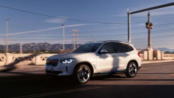 BMW IconicSounds Electric BMW iX3 G08 BMW IconicSounds Electric BMW iX3 G08 2020 Mineralweiss metalizado, en marcha por la carretera