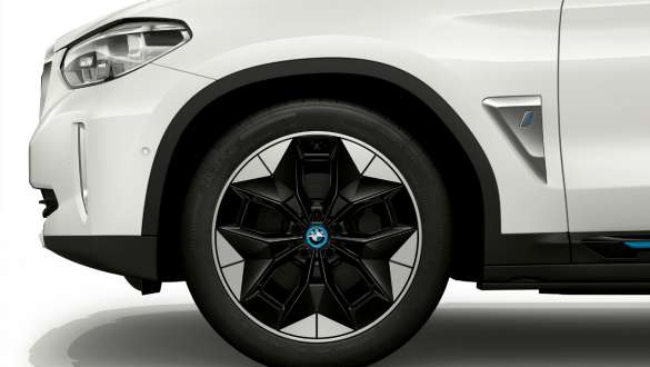 Llantas aerodinámicas de 20 pulgadas 843 bicolor BMW iX3 G08 Llantas aerodinámicas de 20 pulgadas estilo 843 en bicolor con neumáticos de distintas medidas BMW iX3 G08 2020 Mineralweiss metalizado Primer plano de rueda